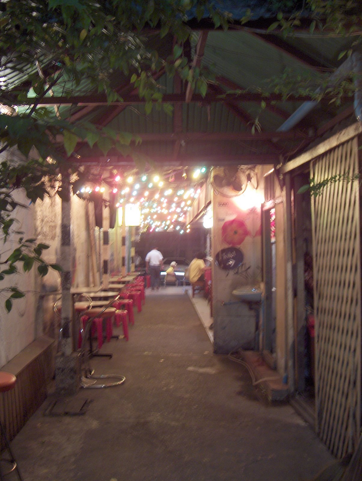 [Alleyway-bar+between+street+and+boat+dock+in+Banglamphoo+neighborhood.JPG]