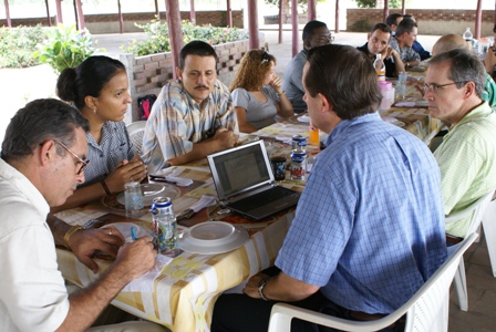 [Cuba+07+Lunch+discussion+at+farm.jpg]