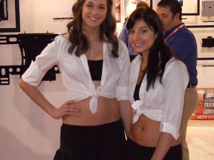 [CES2008-booth-babes1.JPG]