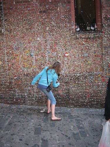 [gum+of+wall+niña.jpg]