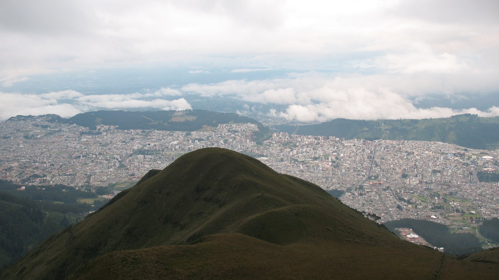 [23.+Quito+desde+el+Teleferico+(28).JPG]