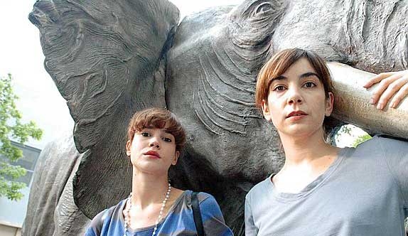 [mujeres+elefante.JPG]
