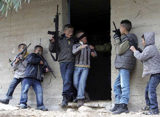 [Niños+palestinos+jugando+(REUTERS).jpg]
