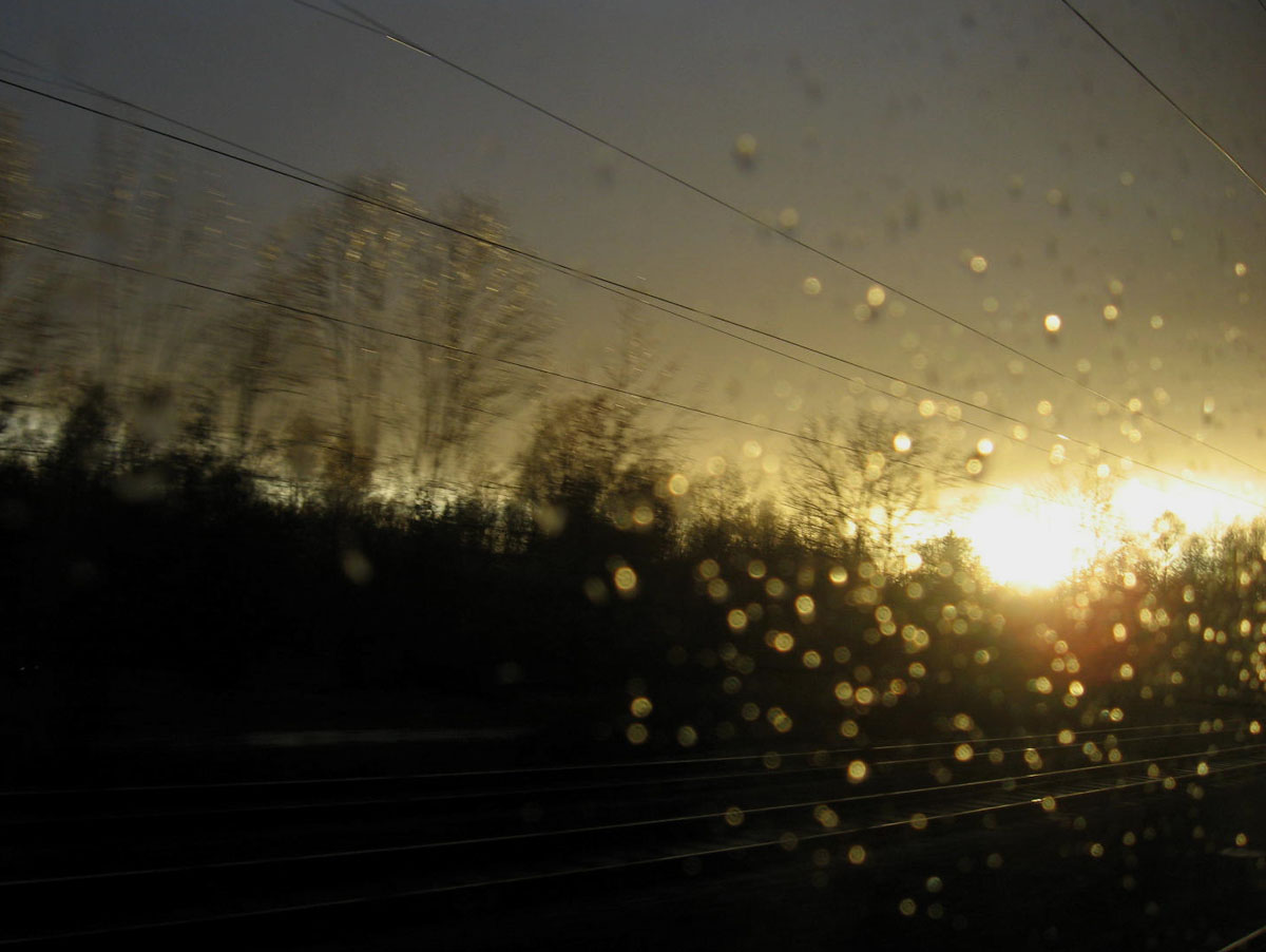 [rain+on+the+train.JPG]