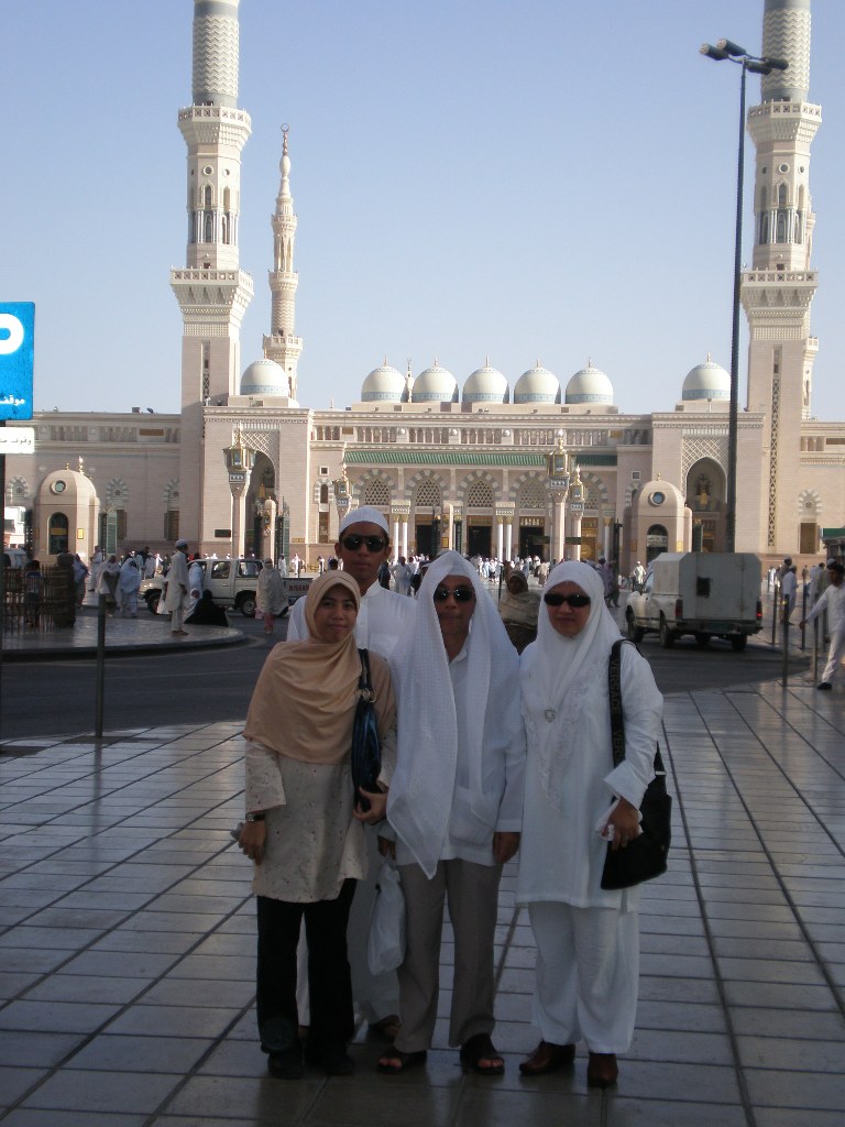 [the+famili+in+front+of+masjid+nabawi.JPG]