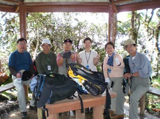 [The+Ederly+Japanese+climber+with+their+tour+guide.jpg]