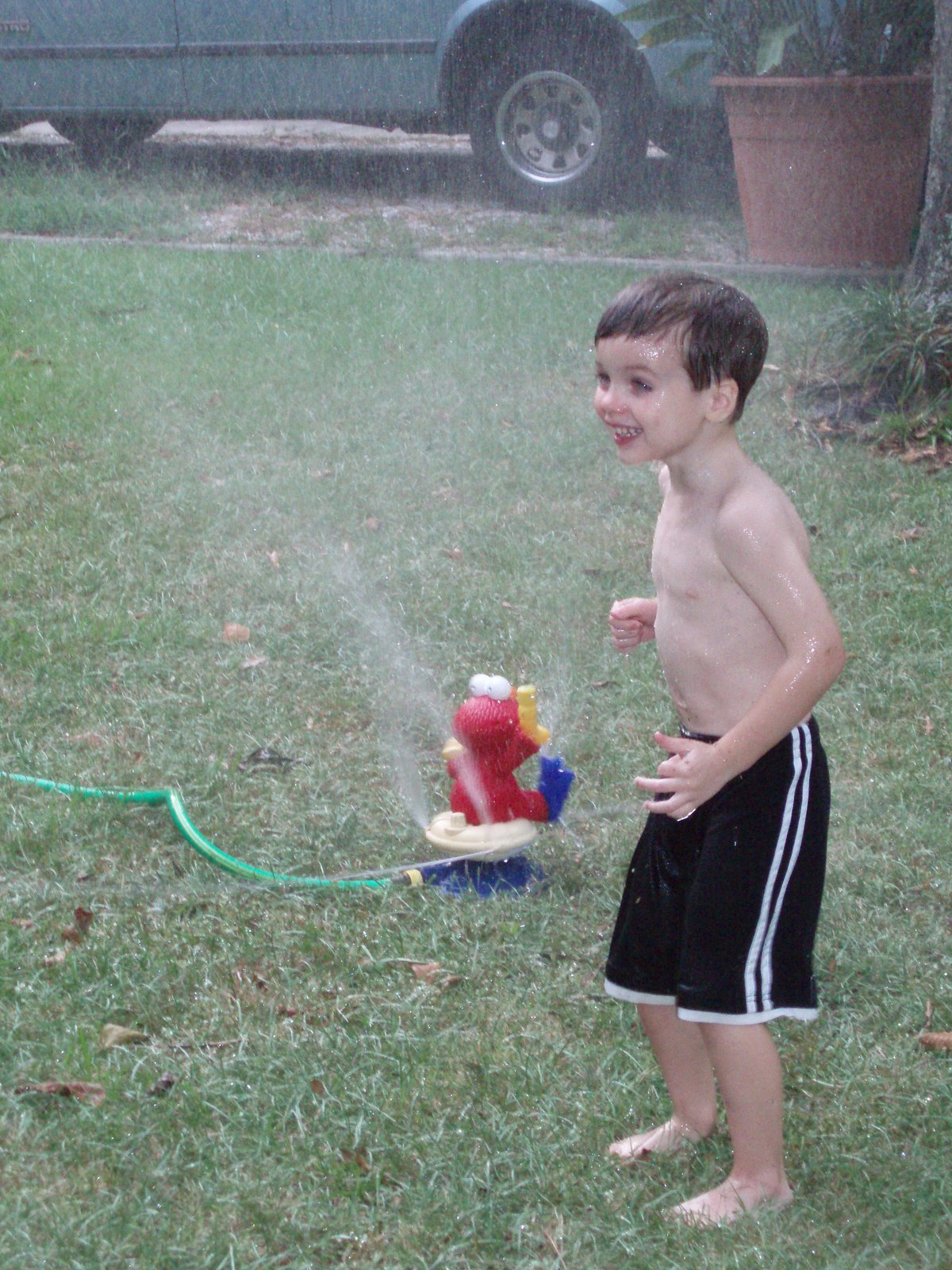 [conner's+4th+-+playing+in+the+sprinkler+b+082407.JPG]
