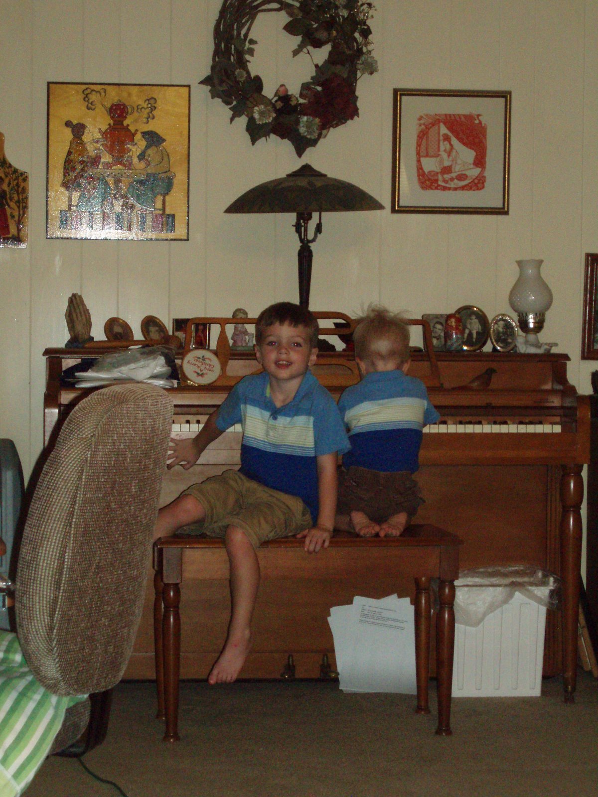 [meemaw's+house+-+playing+the+piano+080207.JPG]
