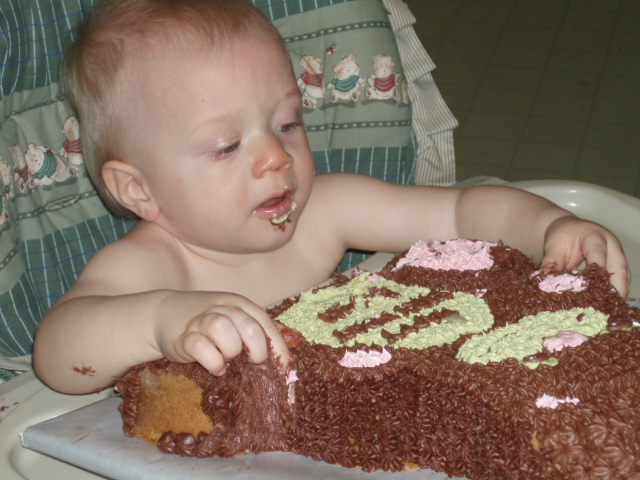 [1st+birthday+-+eatin'+cake+g+020807.JPG]