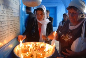 [Jewish+women+holocaust+candles.jpg]