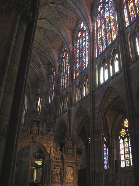 [Interor_de_la_Catedral_de_LeÃ³n.jpg]
