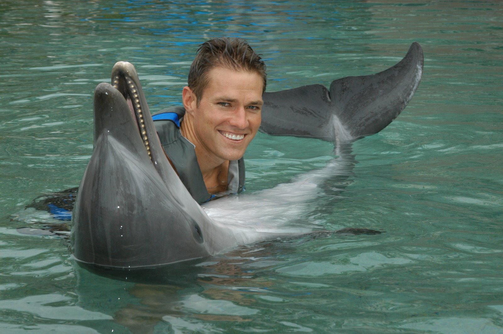 [Andy+with+dolphin.JPG]
