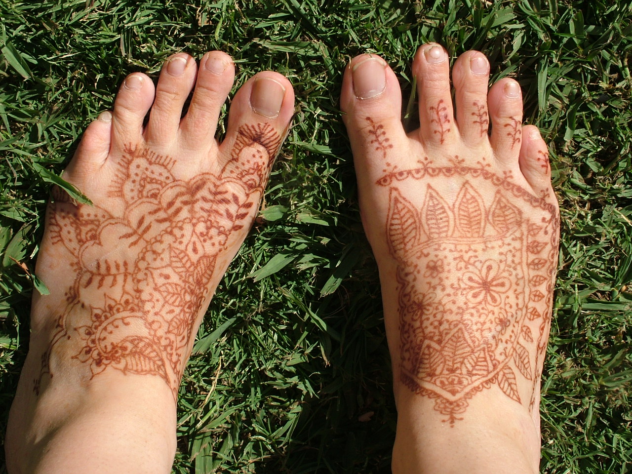 [my+henna+feet.JPG]