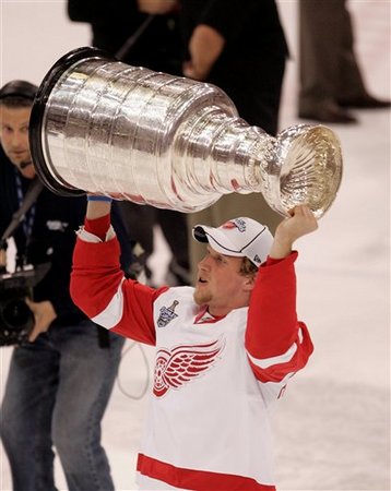 [Justin+Abdelkader+with+the+Cup.jpg]