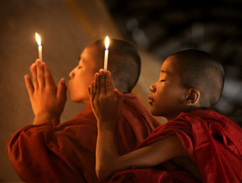 [monks-burma-prayer.jpg]