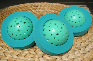 3 øko-bolde på en taburet af flettede palmeblade