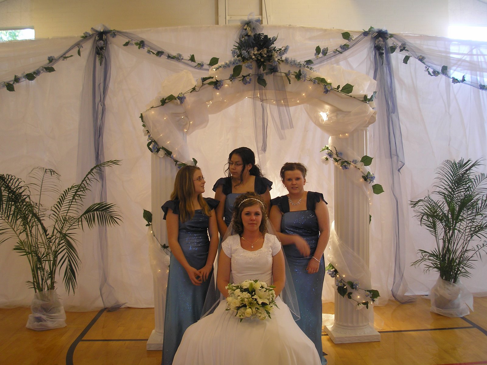 [Megan+and+her+bridesmaids.JPG]