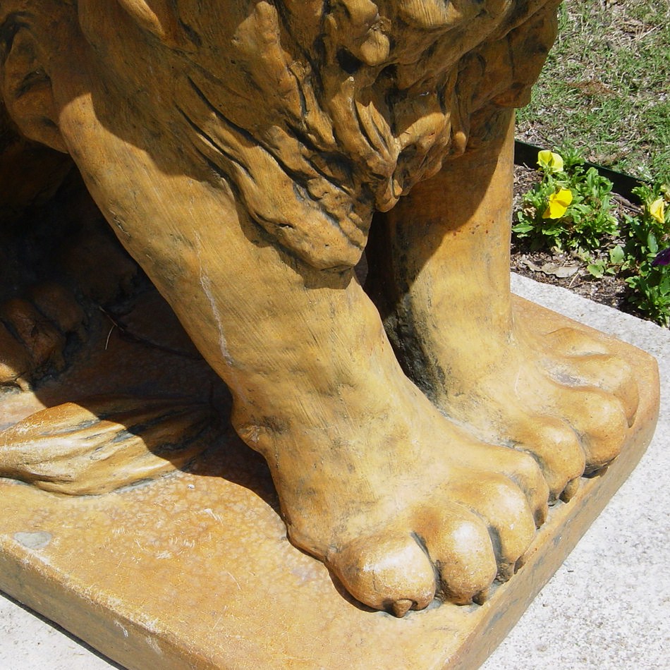 [Memphis+lion's+feet+036.JPG]