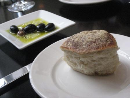 [COMP+4.30.08-Vlora-bread+olive+oil.JPG]