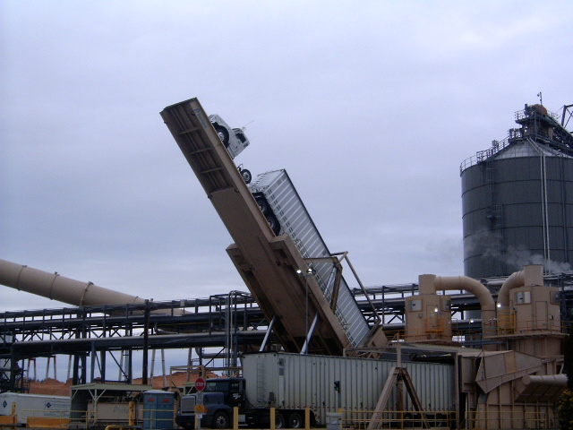 [05-01-2007+dumping+chips+at+Weyerhauser+pulp+mill+Albany+OR+002.jpg]
