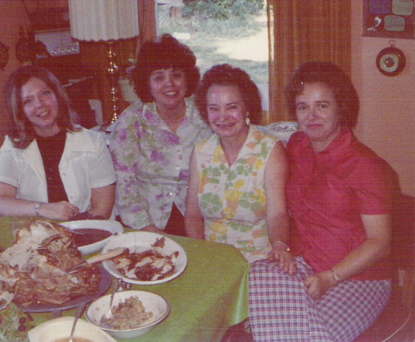 [Violet+and+daughters++Thanksgiving+abt+1972.jpg]
