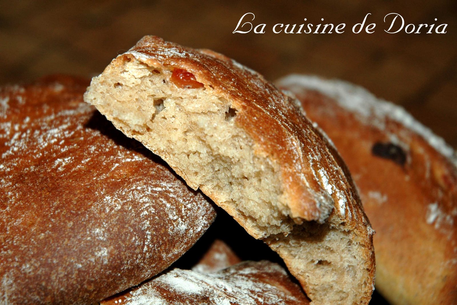 [Petits+pains+à+la+farine+complète+et+raisins+blonds.jpg]