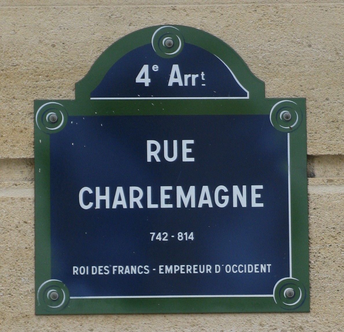 [Rue+Charlemagne.jpg]