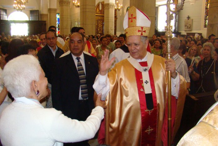 [FOTO+1+El+Cardenal+Jorge+Urosa+Savino+saluda+a+los+fieles+catÃ³licos+de+Caracas+durante+la+celebraciÃ³n+de+la+misa+crismal+el+jueves+santo+2008.jpg]