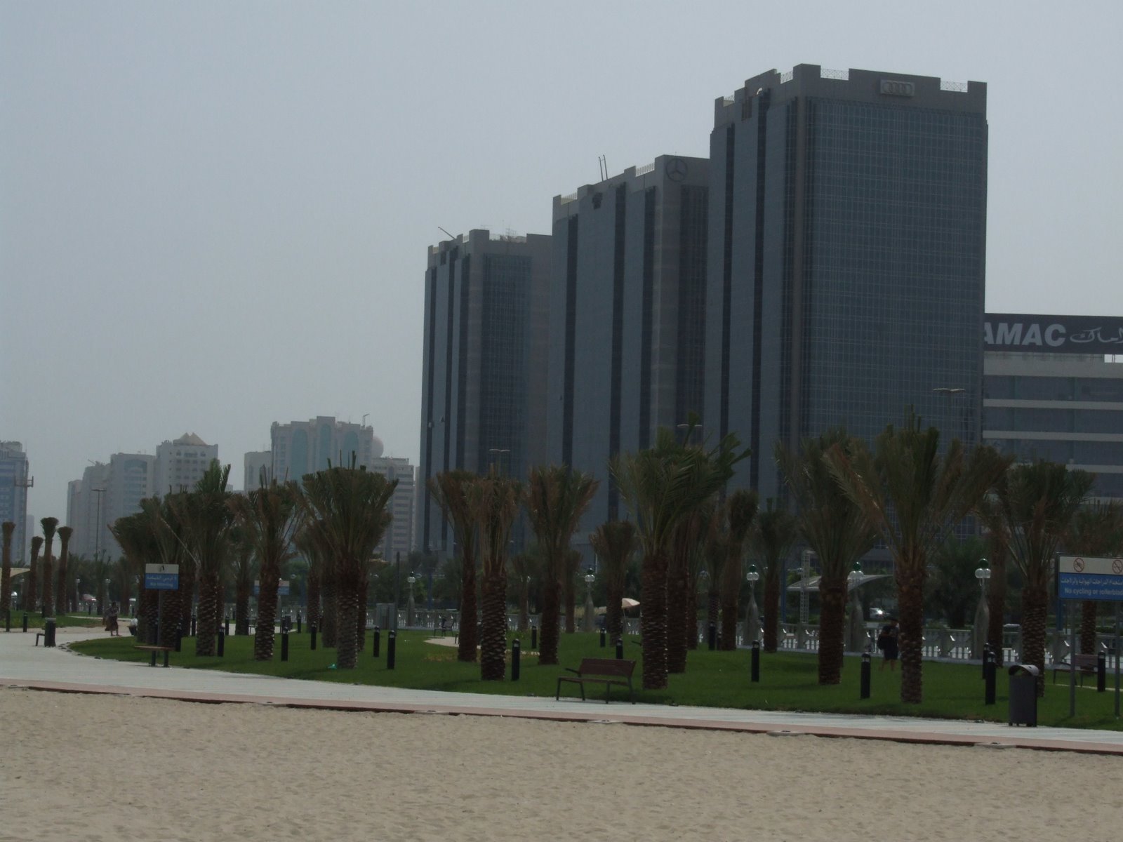 [Abu+Dhabi+Beach+6+DSCF3930.JPG]