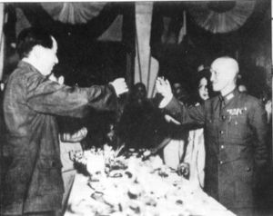 [Chiang+Kai+Shek+y+Mao+Zedong+celebrando+la+derrota+japonesa.jpg]