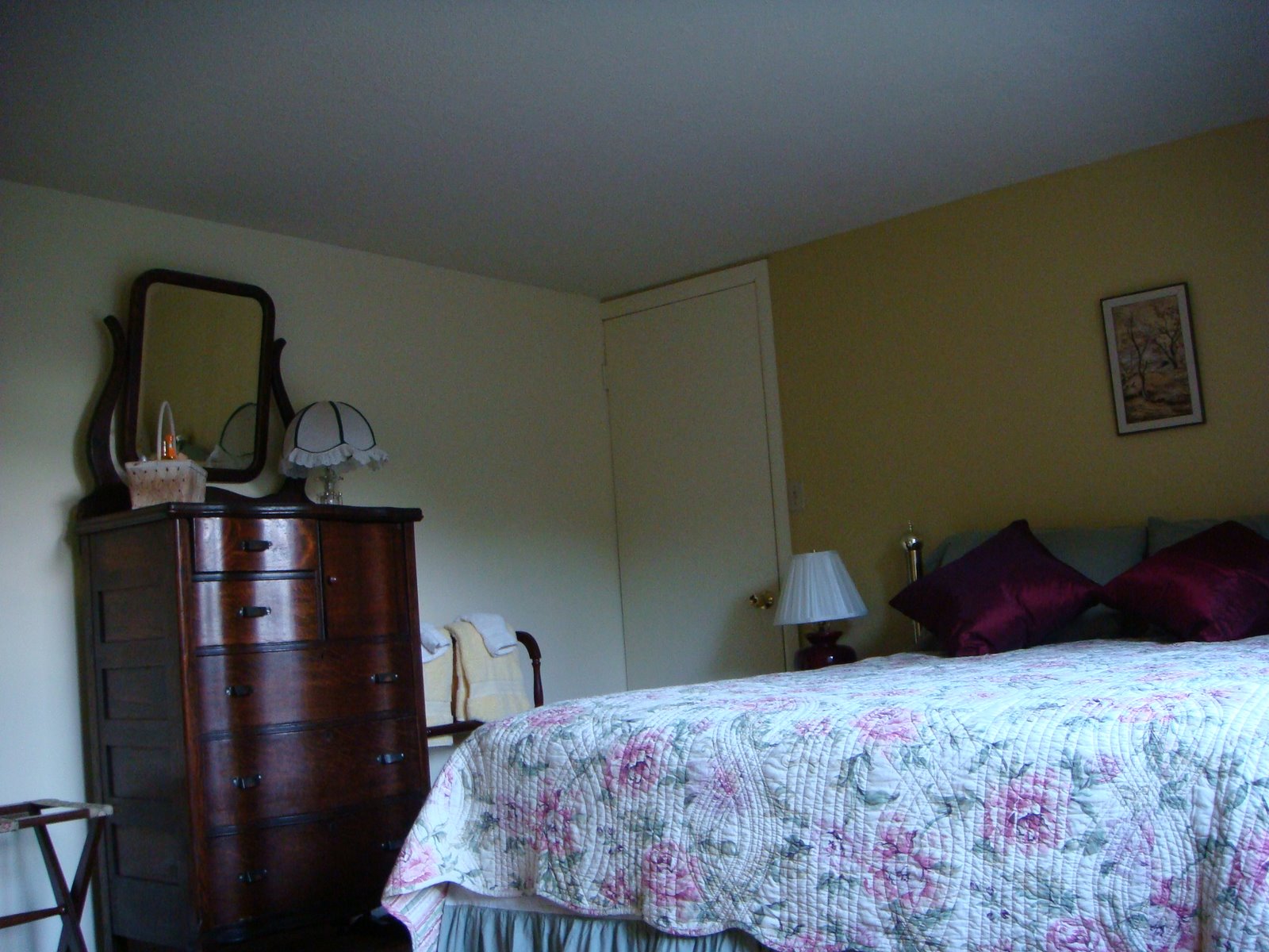 [rose+and+guest+bedroom+031.JPG]