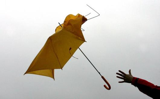 [viento-arranca-paraguas-mujer-5-20070118.jpg]