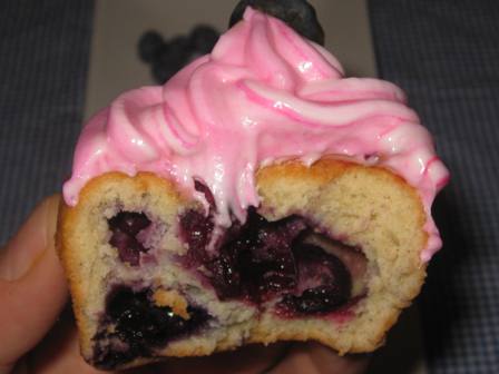 [bite+bluberries+cupcake.JPG]