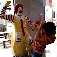 Apanhando do Ronald McDonald
