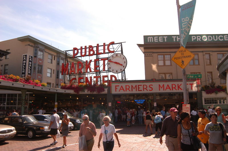 [800px-Pike_Place_Market,_Seattle,_WA,_2004.jpg]