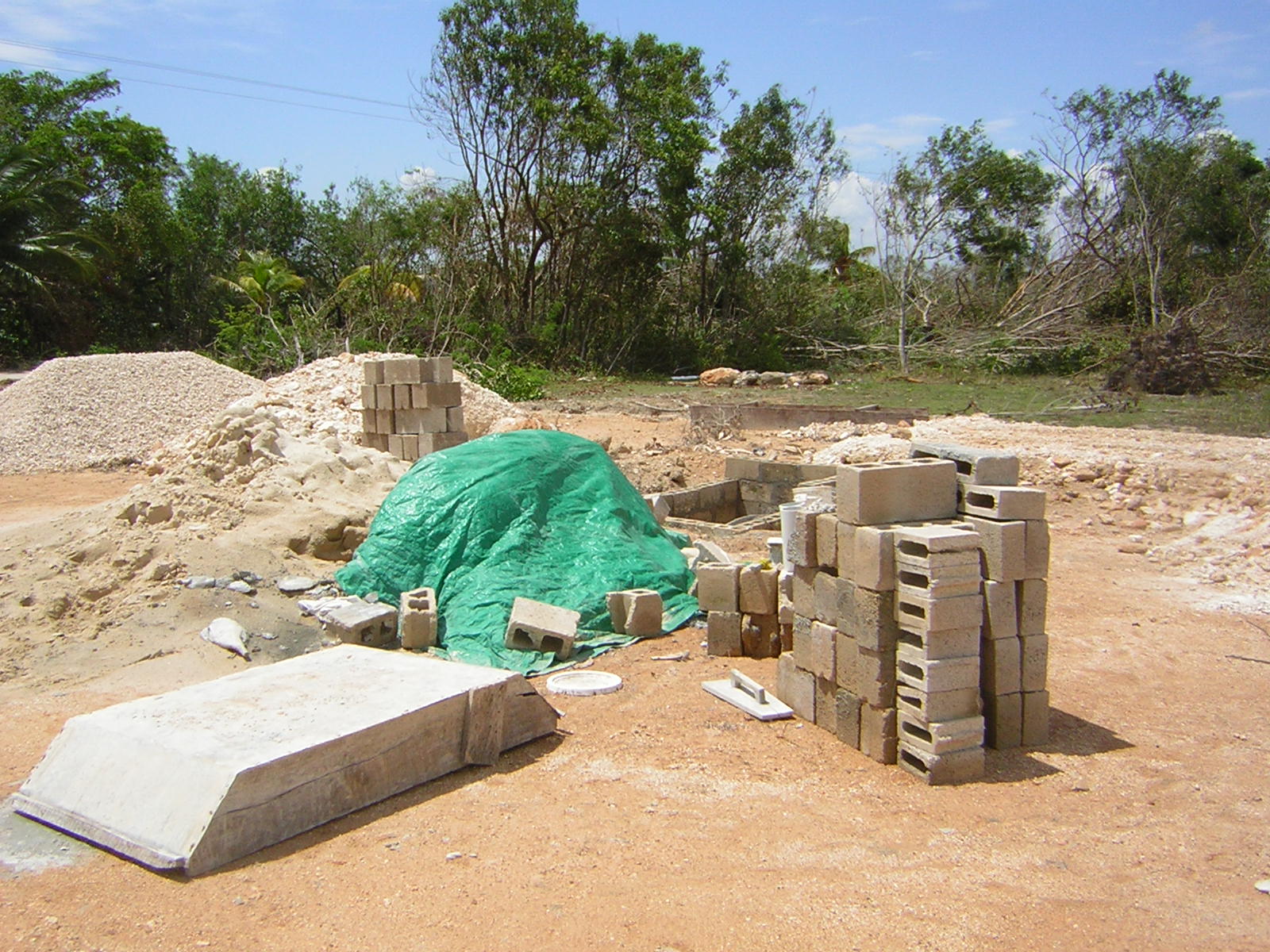 [Building+Supplies+for+Septic+System-2+9-1-2007+12-36-37+PM+1600x1200.JPG]