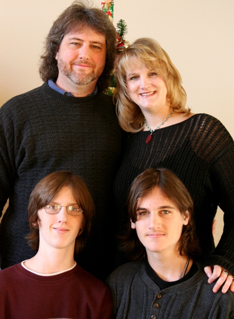 [Family+Picture+cropped-web.JPG]