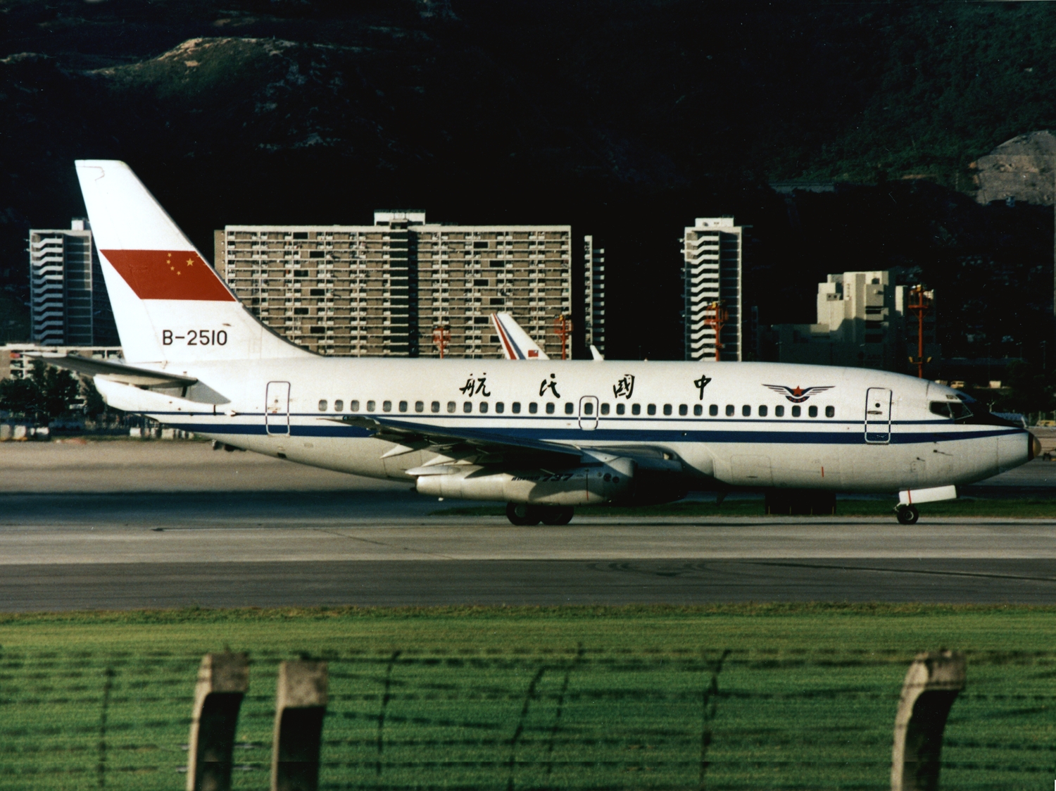 [B-737-200+B-2510+KAI+TAK+1988.JPG]