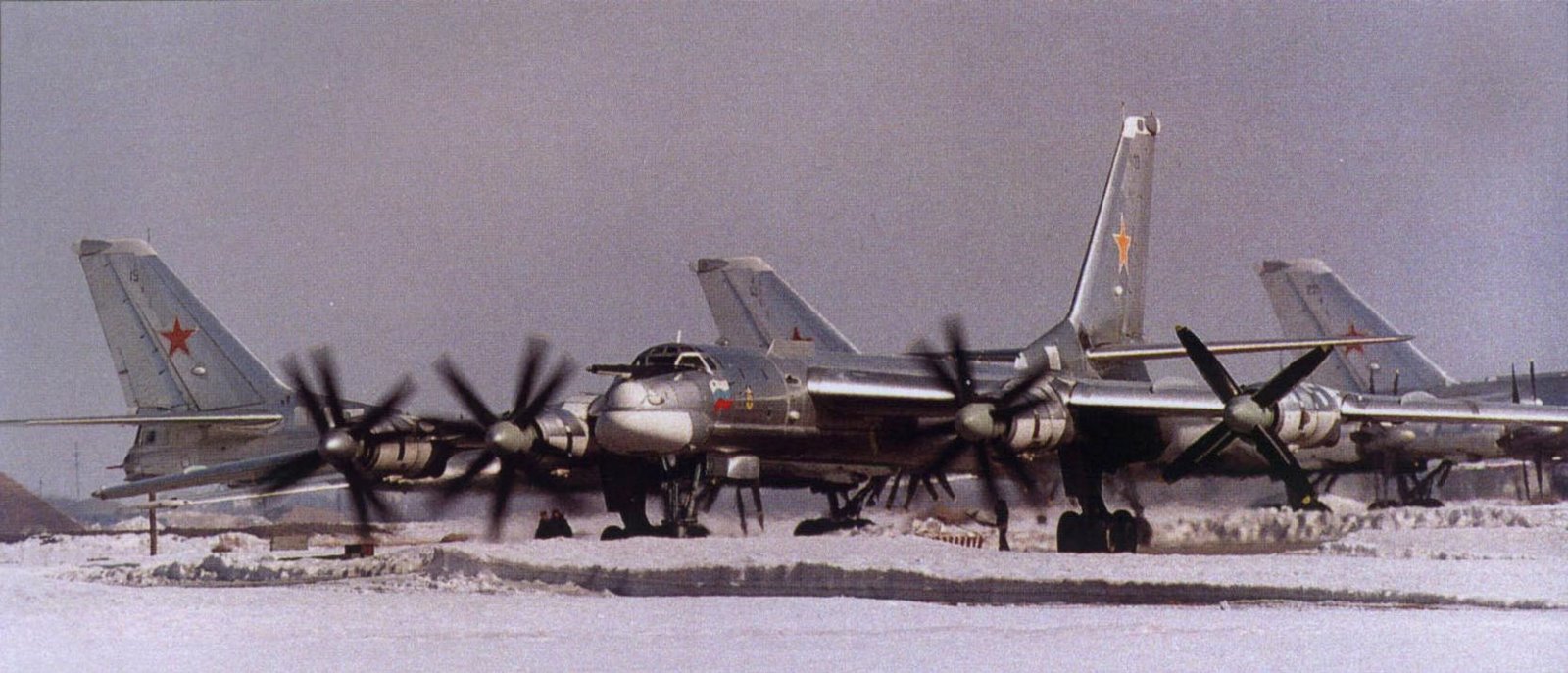 [TU-95MS+NIEVE.JPG]