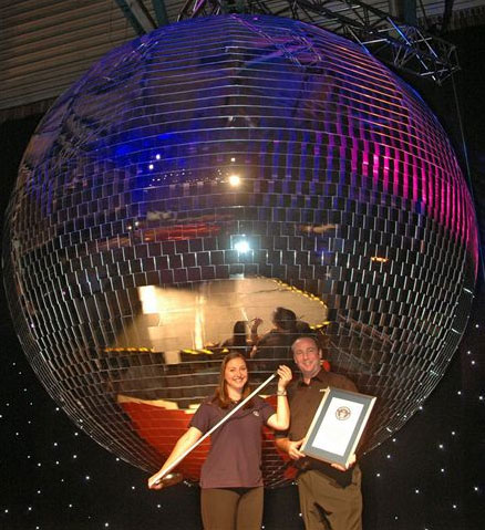 [pic8_largestmirrorball.jpg]
