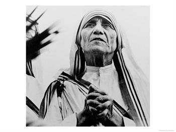 [personaluse_1552041~Mother-Teresa-of-Calcutta-Prays-During-a-Religious-Service-Posters.jpg]