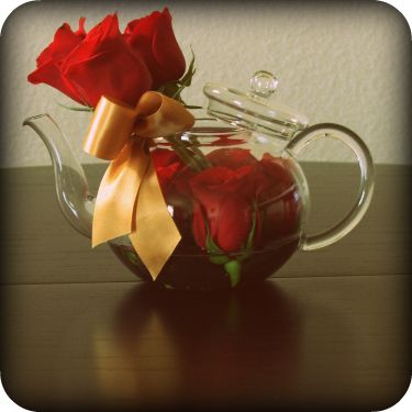 [red+glass+teapot+centerpiece.jpg]
