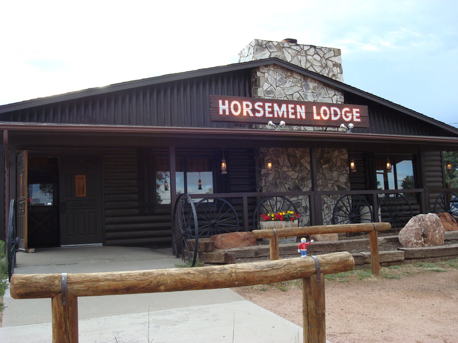 [7+14+-+4+Hitch+at+Horsemen+Lodge+Rest+in+Flagstaff,+AZ.jpg]