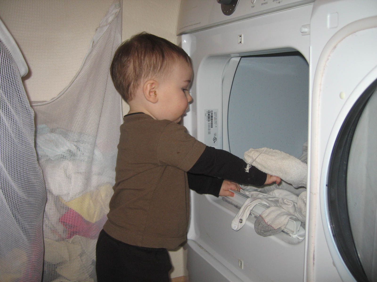 [Byren+helping+with+laundry+2-3-07+004.jpg]