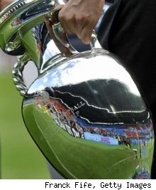 [euro-2008-trophy.jpg]
