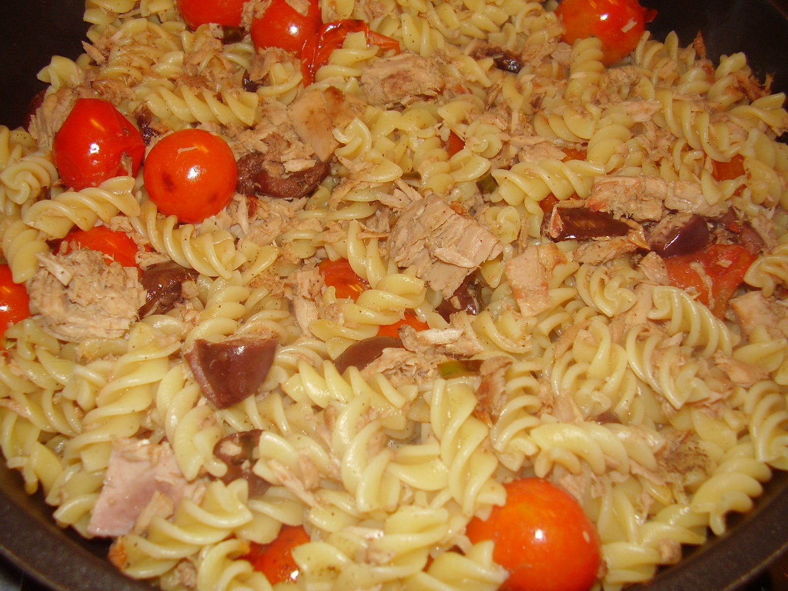 [Bill's+penne+with+tuna,+cherry+tomatoes+and+olives.JPG]