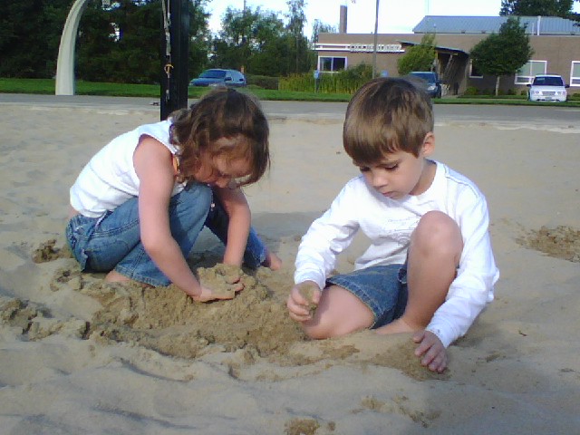 [sand+kids.jpg]