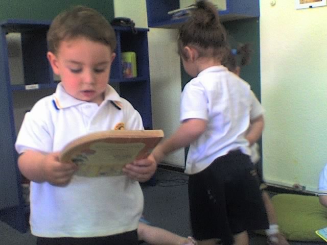 Vicente tiene dos años y va a la Bebeteca a buscar su libro, su compañera también.