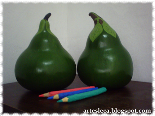 Fruto verde de porongo(cabaça) e lápis de cor de madeira