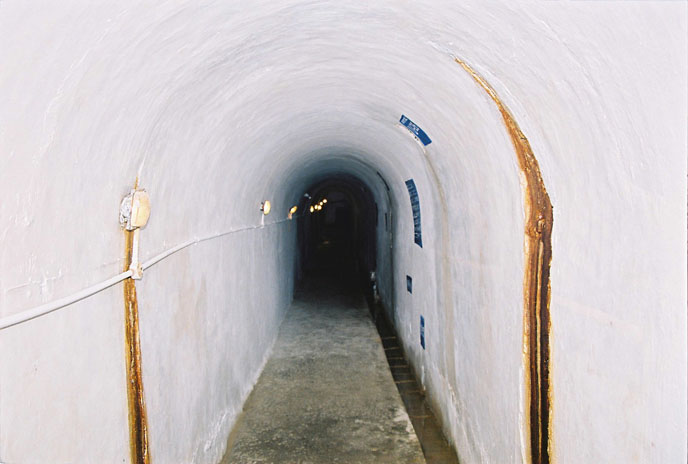 [tunnel+2.JPG]